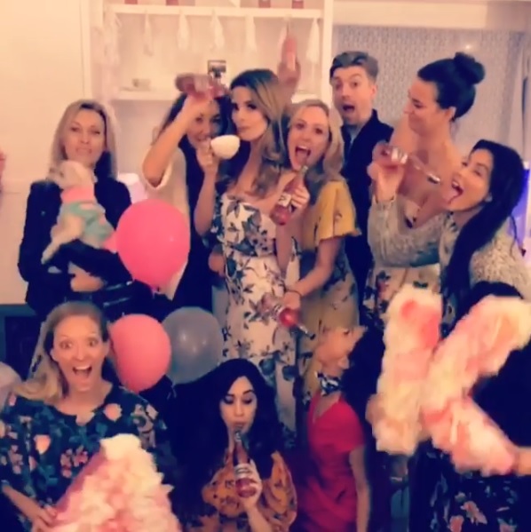 08 maart: Pretty sure @emilyolsen is pouring @strongbow in my face. 😂 we tried. There were a lot of girls to work with. #mygirls
