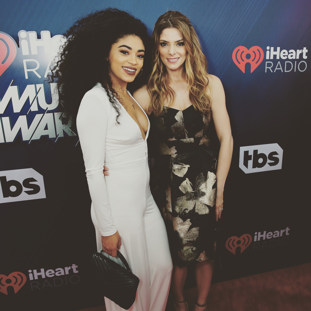 12 maart: So honored to join @lorealmakeup for the #iheartawards2018 tune in now!! #ad #fangirls #musiclover
