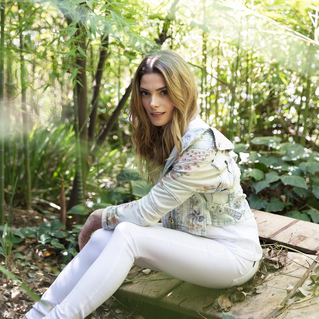 22 april: One of my favorite things about my property is all of the little hidden nooks and crannies that have become my outdoor oasis. Im so thankful for all of the beauty and tiny treasures on this earth. #secretgarden #zen #nature #earthday
