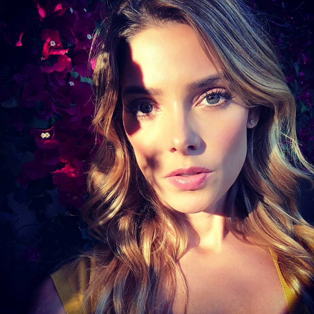 22 juni: Some fun in the sun with @emmawillismakeup ❤️ #love #nature #sunshine
