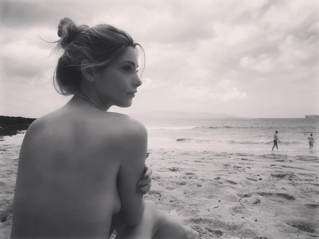 14 juli: He keeps me wild and free. #nudebeach #whiteboycray #honeymoon
