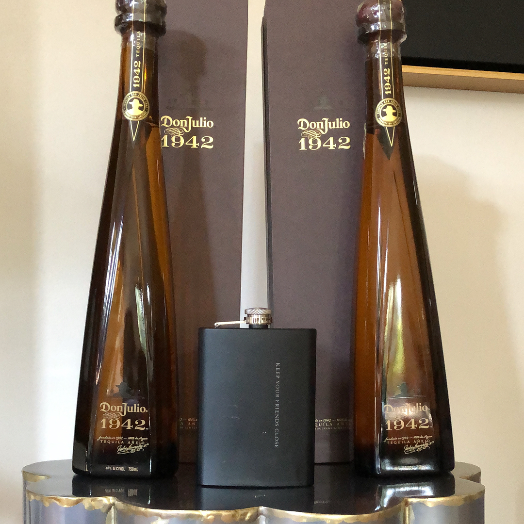 17 juli: “Keep you friends close, but your 1942 closer”
True words to live by. 
@donjuliotequila #1942 filled flasks for all of our wedding guests. A special day called for a special #tequila.
