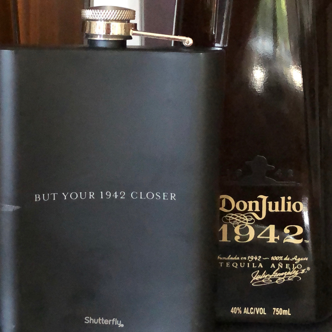 17 juli: “Keep you friends close, but your 1942 closer”
True words to live by. 
@donjuliotequila #1942 filled flasks for all of our wedding guests. A special day called for a special #tequila.
