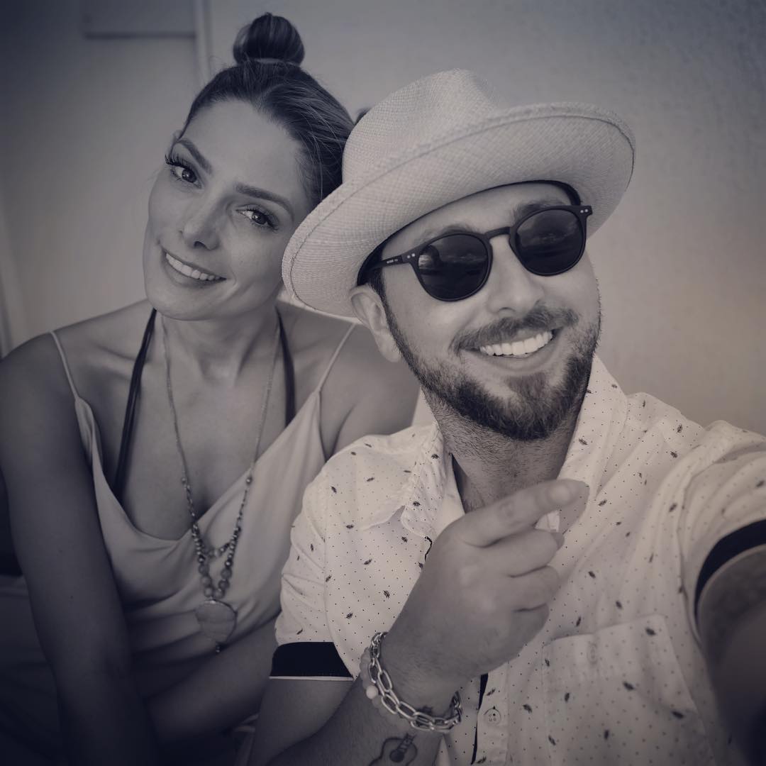 29 juli: No one else makes me smile like you. Not even puppies, earl grey ice cream or buying new shoes. So that’s pretty awesome. 😎 You even make me laugh harder than eastbound and down... I️ love you my husband.... that’s all. #truelove #forever #bestfriendsforever #happysunday #husband
