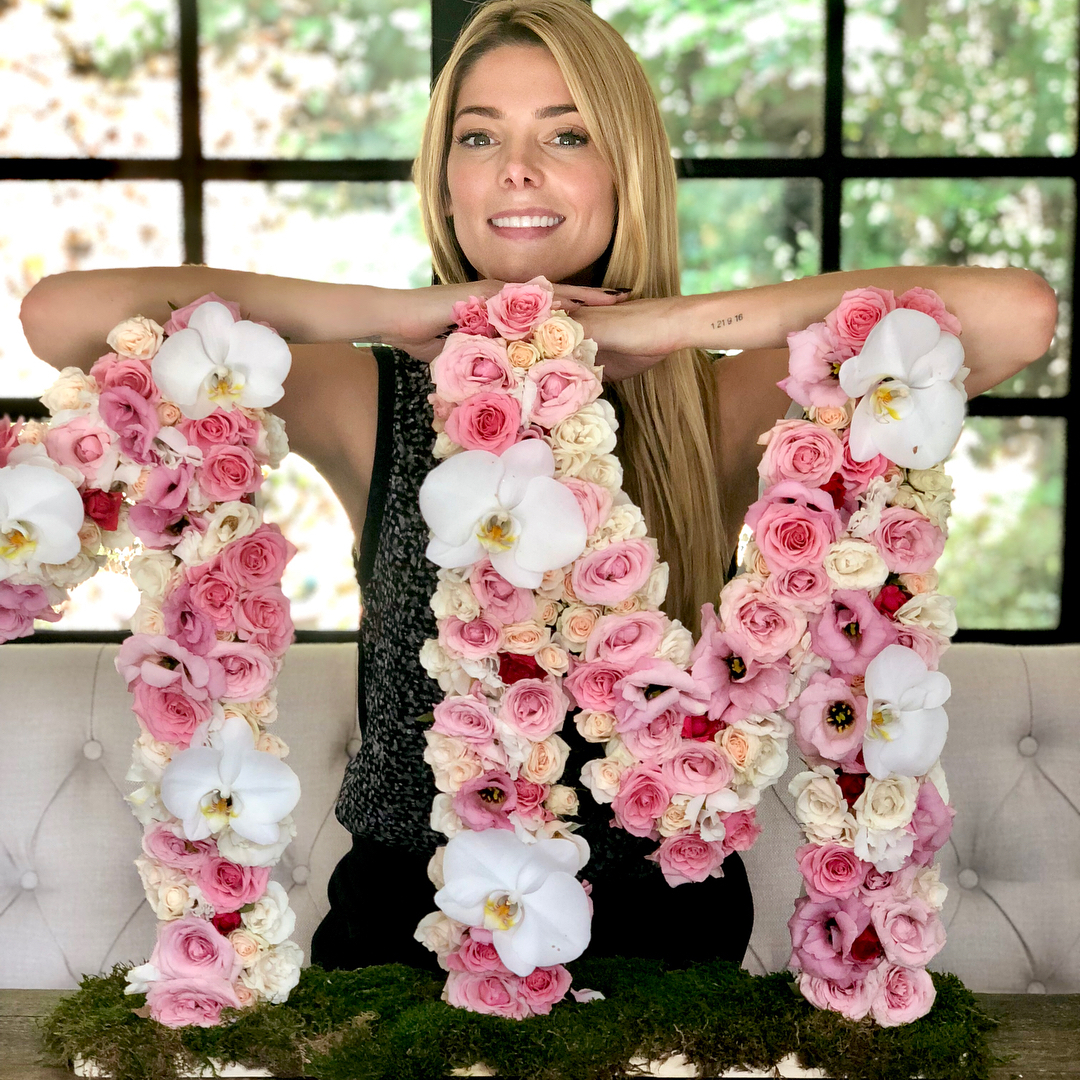 25 augustus: Ahhh 1M! Such an AMAZING way to start my weekend!! Thank you beautiful people for all your love and support. I’m humbled. I’ll be doing an IG live at 5pm PT to get to know you guys and answer questions xx THANK YOU ❤️ #myfansarethebest #thankful #happydance
