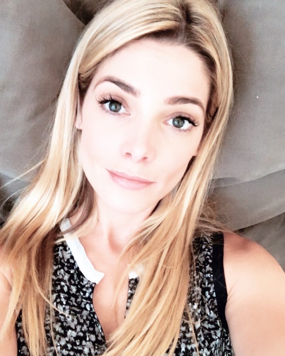 25 augustus: The blonde is back! #blondehair #summervibes #happysaturday #ashleygreene
