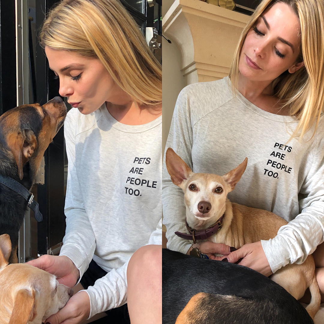 26 augustus: Happy National Dog Day from me and the pooches. These fur babies bring me so much joy and love. #adoptdontshop #nationaldogday #goodhyouman
