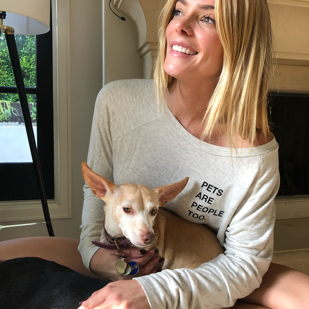 26 augustus: Happy National Dog Day from me and the pooches. These fur babies bring me so much joy and love. #adoptdontshop #nationaldogday #goodhyouman
