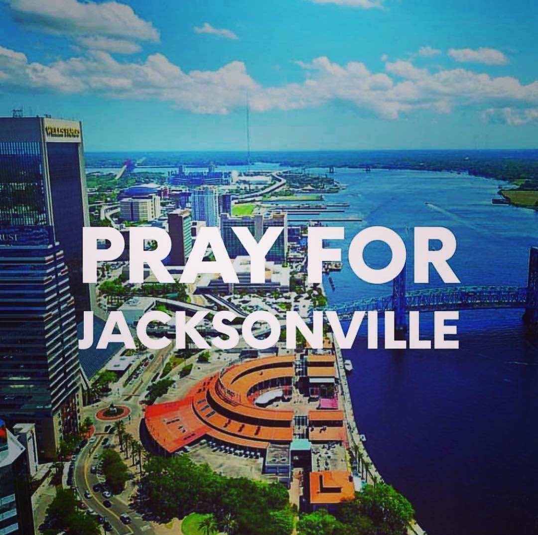 26 augustus: It’s so heartbreaking to that another act of gun violence has affected my hometown of Jacksonville. I️ felt gutted when I️ heard about the shooting so I️ can only imagine what the people involved are going through. Please send prayers and positivity their way. #prayforjacksonville

