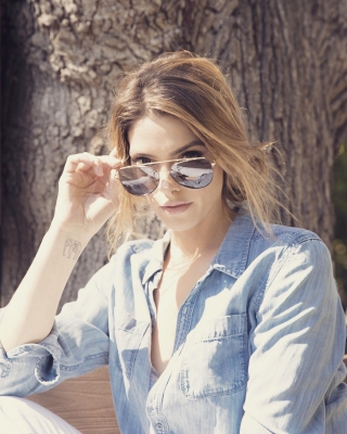 13 april: The classics. Who doesn’t love a good pair of sunnies and a denim shirt ?
