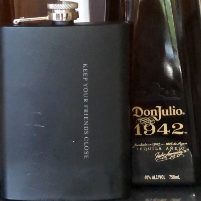 17 juli: “Keep you friends close, but your 1942 closer”
True words to live by. 
@donjuliotequila #1942 filled flasks for all of our wedding guests. A special day called for a special #tequila.
