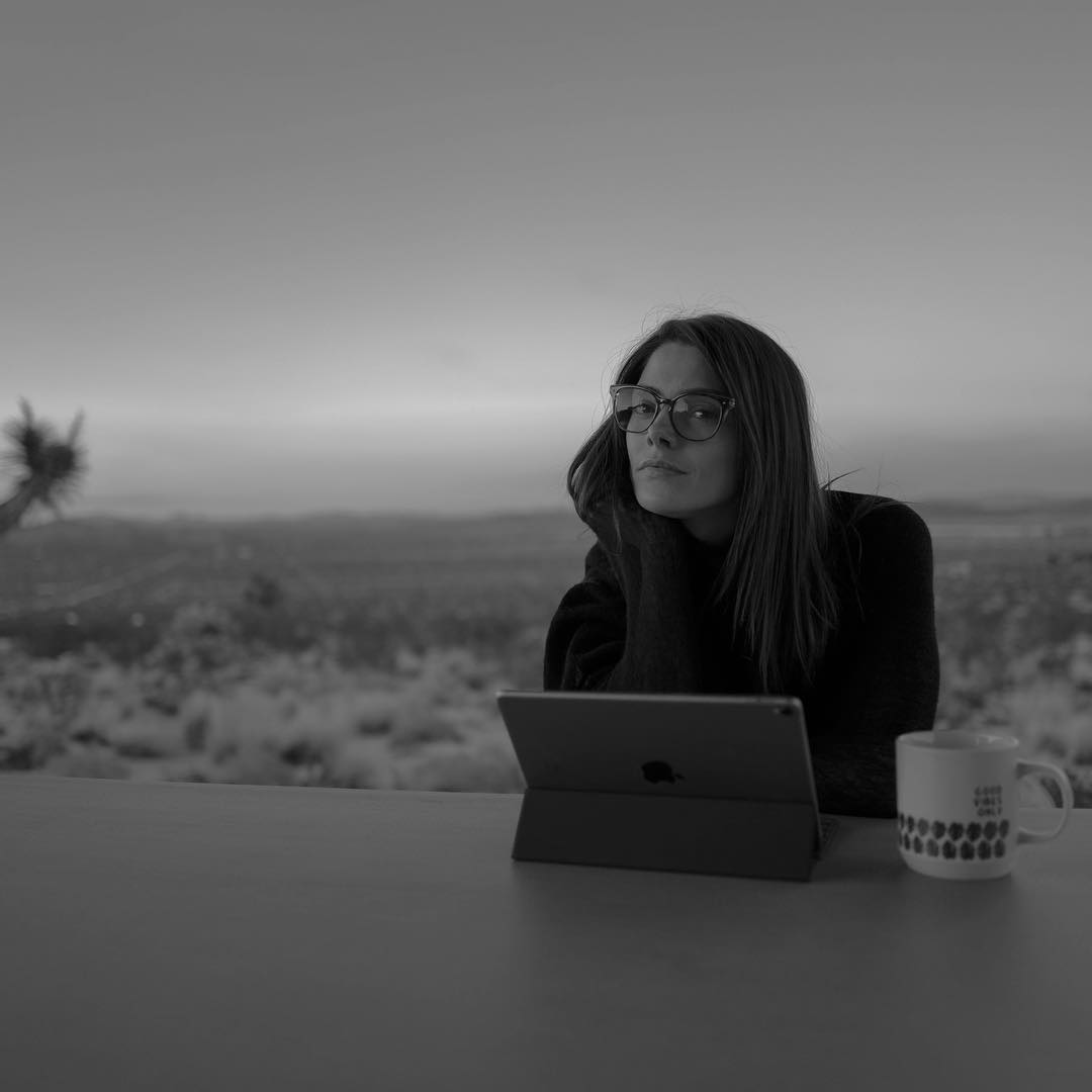 27 februari: Caught working in the desert by @paulkhoury
