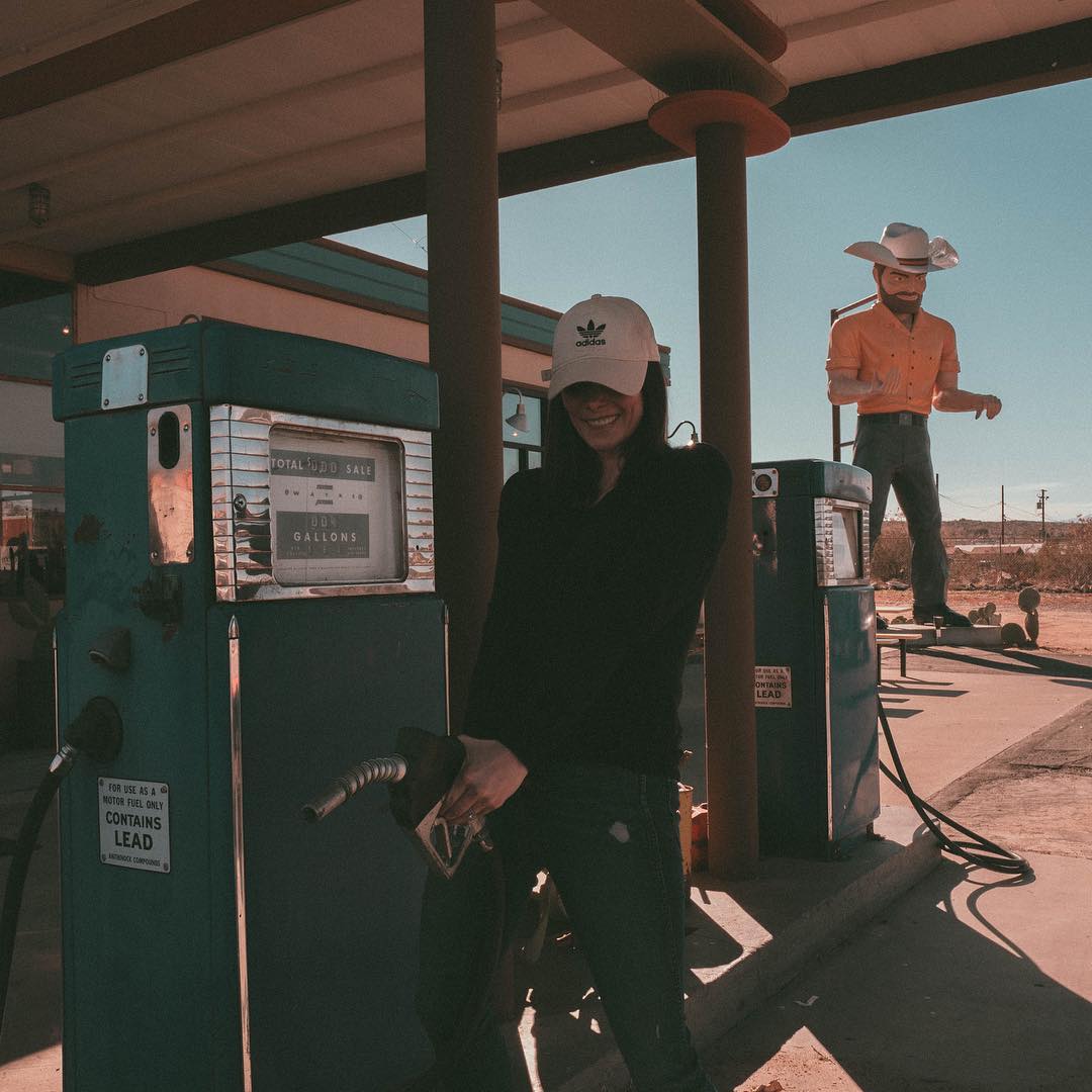 27 februari: To get everyone through the hump day - here’s me being 💯 mature. What? You don’t pump gas this way? #laughteristhebestmedicine #happywednesday
