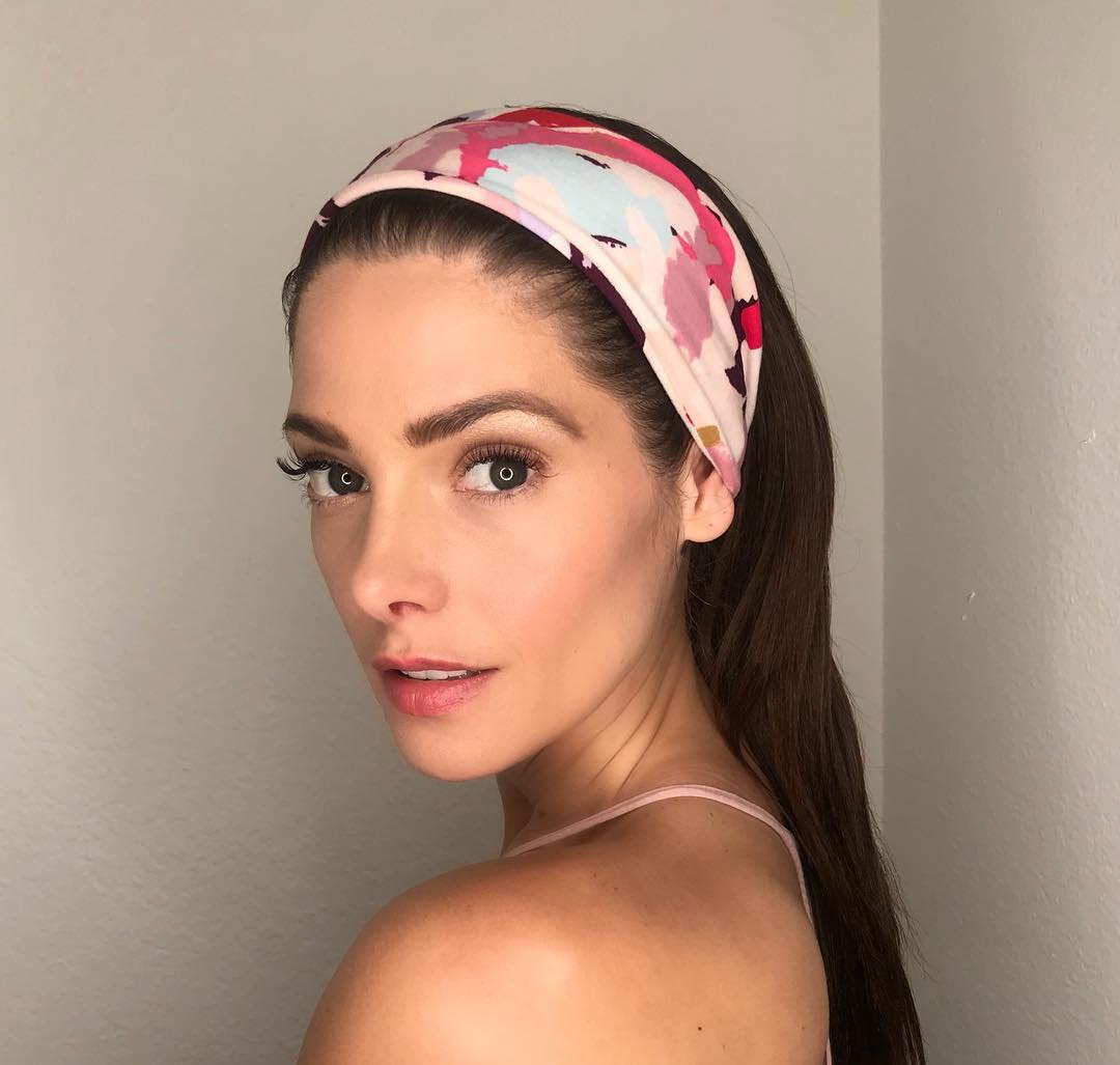 09 april; Getting back into the swing of things post Mexico.. First, take care of my skin. I'm a huge face mask girl and while I work on perfecting my own, some of my favorites have been @joannavargasnyc dawn sheet mask, @beautycounter #3 balancing facial mask, and @skii facial treatment mask! What do you guys look for in a mask? 🧖🏼‍♀️
