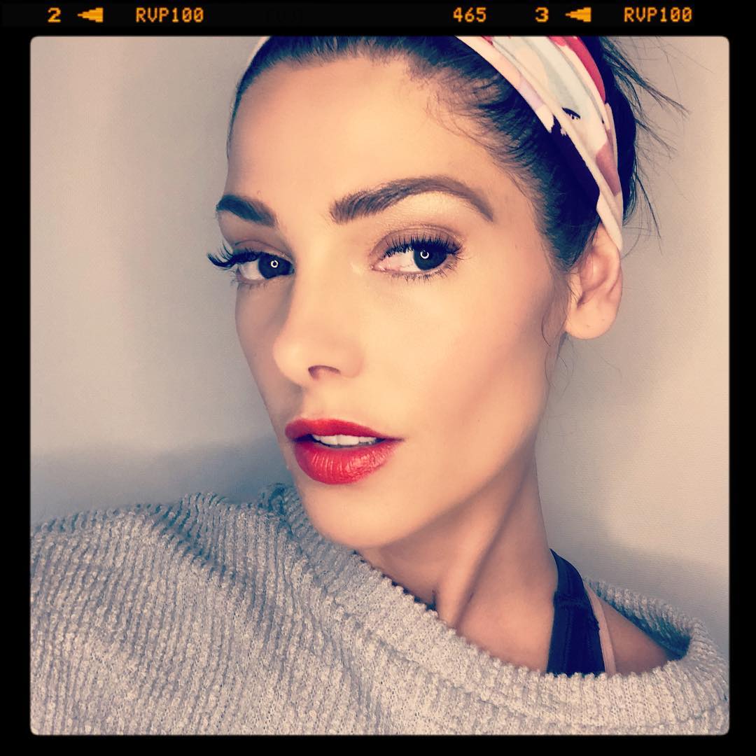 10 april: What’s she thinking? (Hint: Probably about my husband or puppies) 💭 🐶 ❤️
10 april: What’s she thinking? (Hint: Probably about my husband or puppies) 💭 🐶 ❤️