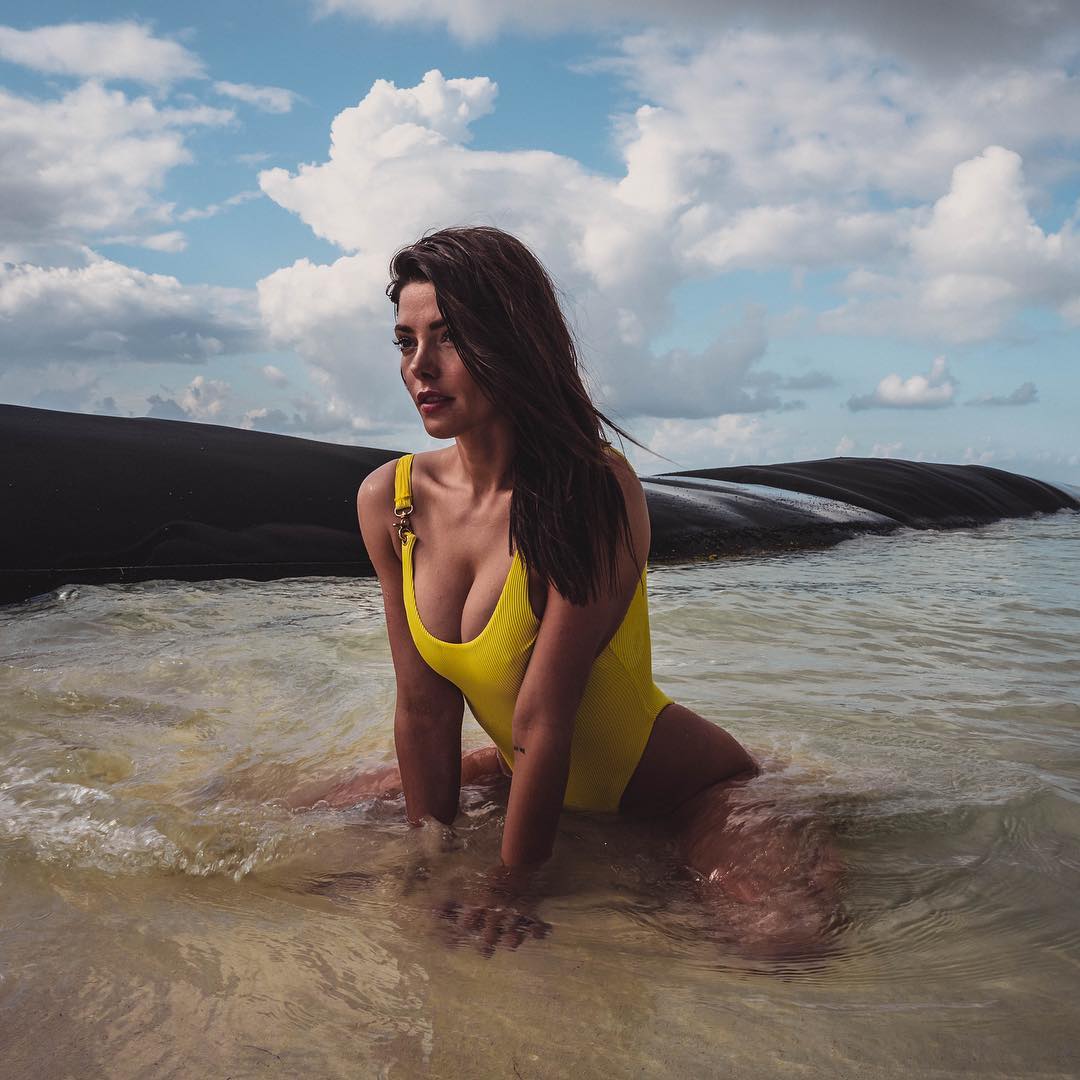12 april: #tbt to my cover of sports illustrated. Jussssstt kiiiiddding... but seriously though, the beaches @eldoradoresorts were heaven. *
*
*
#experienceeldorado #eldoradomaroma
