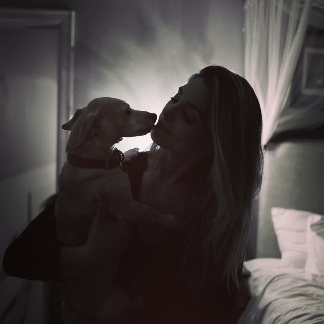 18 mei: Anyone wana know what my ideal Friday night is like??? You’re lookin at it! I️ swear I’m social, but I’m also quite content snuggling up watching a movie at home with my pups and my man. ❤️❤️❤️ #ilovethislife #everythingineed #puppylove #loveofmylife #friday
