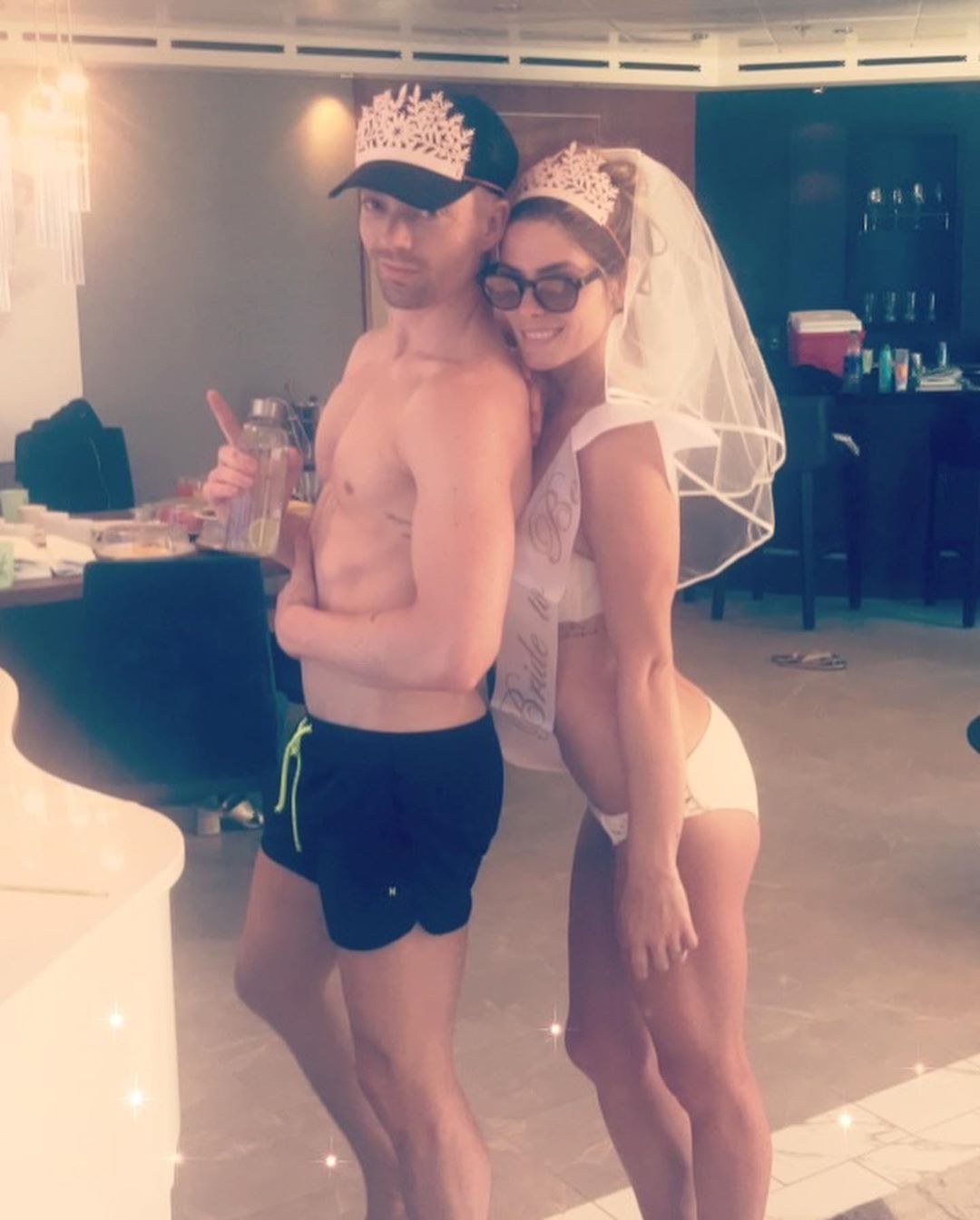 30 mei: Happy Birthday to my ride or die hair twin, my boo bear, my workout buddy, my MOH and brother from another mother, my vacation boyfriend, my closet dancing ninja turtle unicorn and my best friend that there ever was. You are the true definition of a “ray of sunshine” and the epitome of what a best friend is. I️ love you SO much and I’m so excited to be celebrating another year of YOU. Happy Friggin Birthday @josephchase !!!! #MINE 👻 🐻
