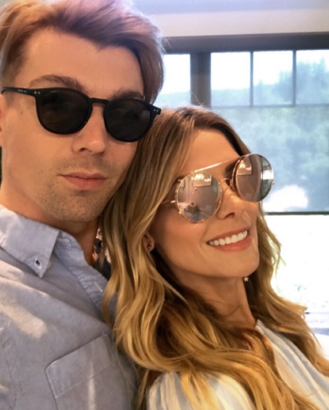 30 mei: Happy Birthday to my ride or die hair twin, my boo bear, my workout buddy, my MOH and brother from another mother, my vacation boyfriend, my closet dancing ninja turtle unicorn and my best friend that there ever was. You are the true definition of a “ray of sunshine” and the epitome of what a best friend is. I️ love you SO much and I’m so excited to be celebrating another year of YOU. Happy Friggin Birthday @josephchase !!!! #MINE 👻 🐻
