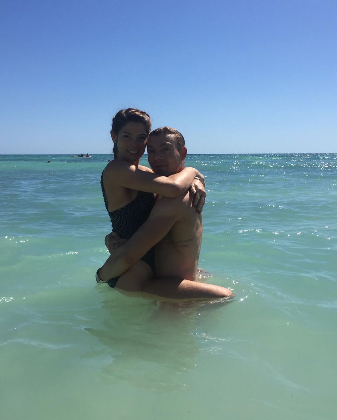 30 mei: Happy Birthday to my ride or die hair twin, my boo bear, my workout buddy, my MOH and brother from another mother, my vacation boyfriend, my closet dancing ninja turtle unicorn and my best friend that there ever was. You are the true definition of a “ray of sunshine” and the epitome of what a best friend is. I️ love you SO much and I’m so excited to be celebrating another year of YOU. Happy Friggin Birthday @josephchase !!!! #MINE 👻 🐻
