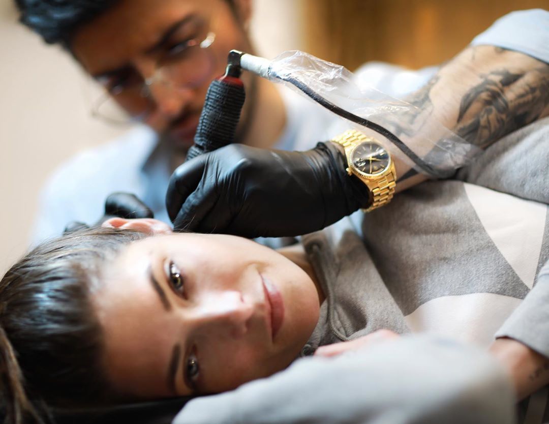 08 juli: #SundaySurprise Paul and I️ met the ridiculously talented @alessandro_capozzi while in #Rome He’s pretty much genius. He created art on us, sang to us AND took us to have the most delicious dinner ever. Can’t wait to show you our stomping grounds. #tattoo #hummingbird #epic
