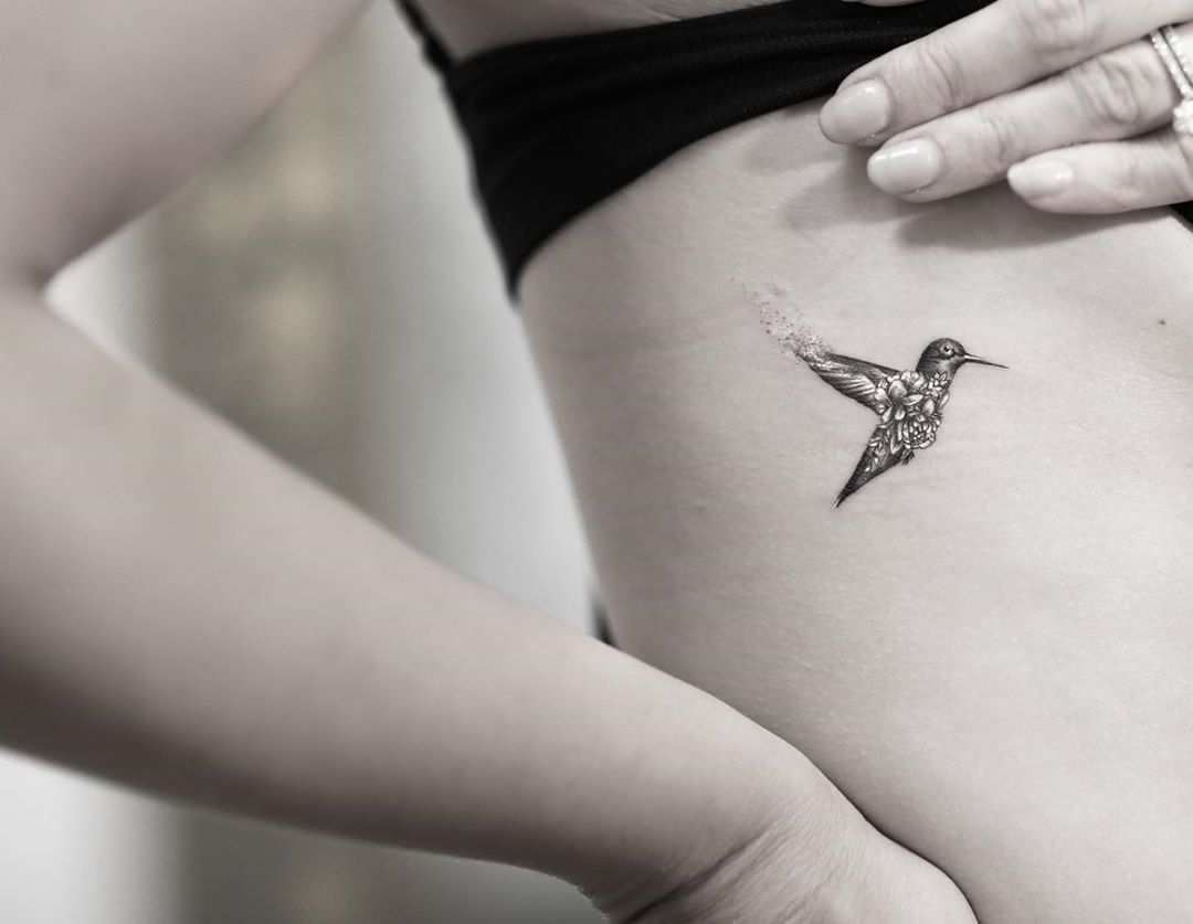 08 juli: #SundaySurprise Paul and I️ met the ridiculously talented @alessandro_capozzi while in #Rome He’s pretty much genius. He created art on us, sang to us AND took us to have the most delicious dinner ever. Can’t wait to show you our stomping grounds. #tattoo #hummingbird #epic
