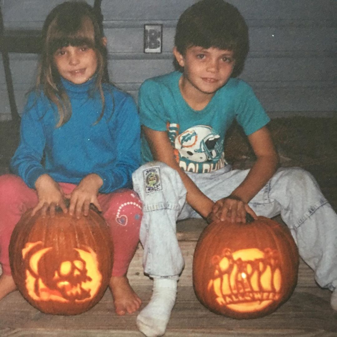 27 juli: Happy Birthday to the best big brother out there. As I️ was looking through photos to post, it was evidently clear how much you loved and looked after me and how much I️ admired you. Still true. I️ love you, your heart and your soul bubba. #happybirthday #bigbrother
