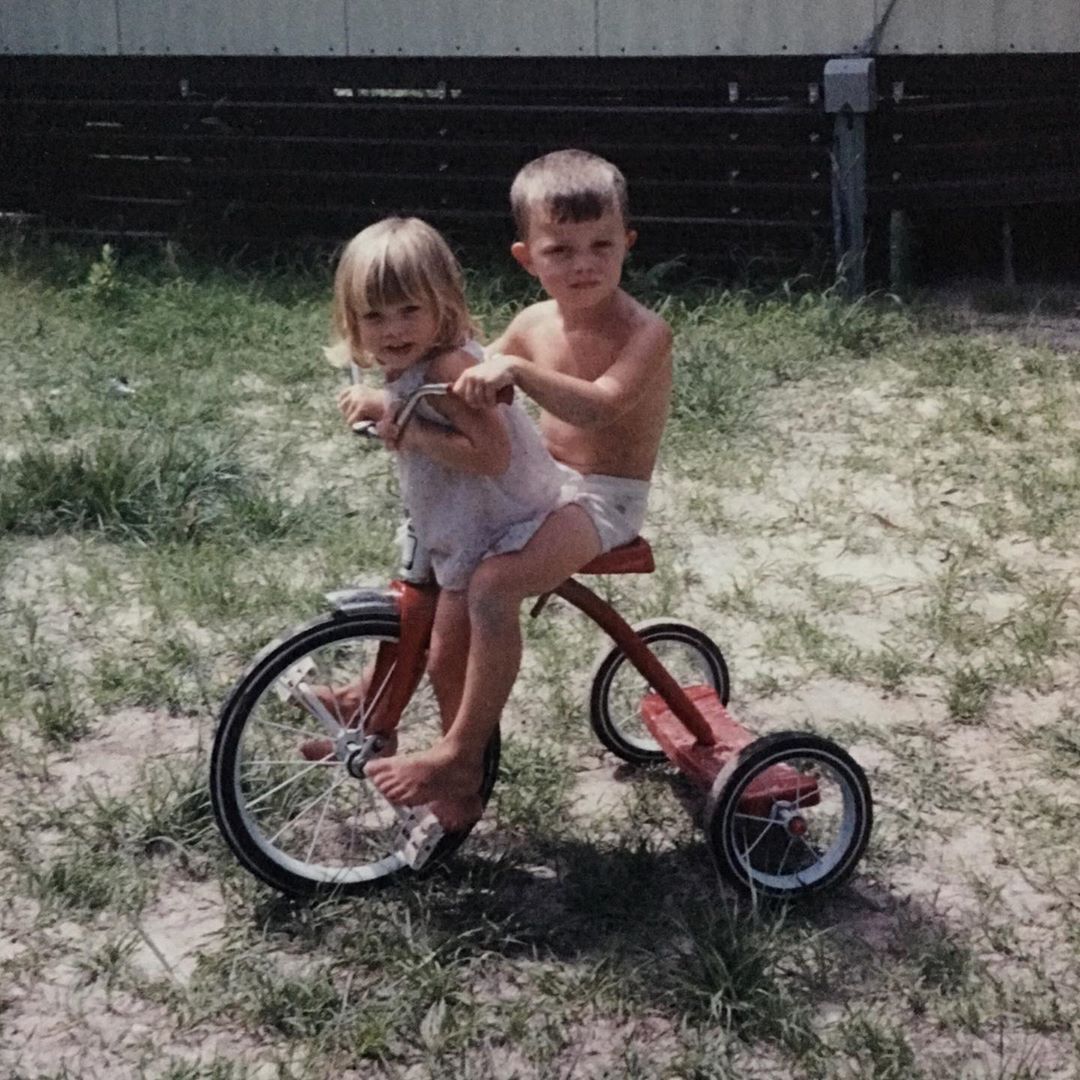 27 juli: Happy Birthday to the best big brother out there. As I️ was looking through photos to post, it was evidently clear how much you loved and looked after me and how much I️ admired you. Still true. I️ love you, your heart and your soul bubba. #happybirthday #bigbrother
