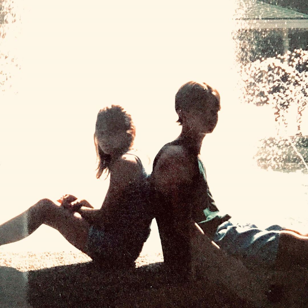 27 juli: Happy Birthday to the best big brother out there. As I️ was looking through photos to post, it was evidently clear how much you loved and looked after me and how much I️ admired you. Still true. I️ love you, your heart and your soul bubba. #happybirthday #bigbrother
