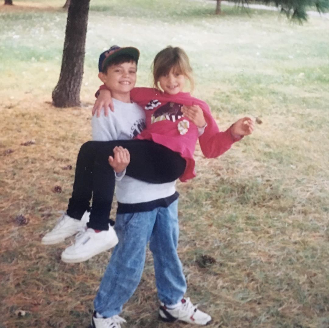 27 juli: Happy Birthday to the best big brother out there. As I️ was looking through photos to post, it was evidently clear how much you loved and looked after me and how much I️ admired you. Still true. I️ love you, your heart and your soul bubba. #happybirthday #bigbrother
