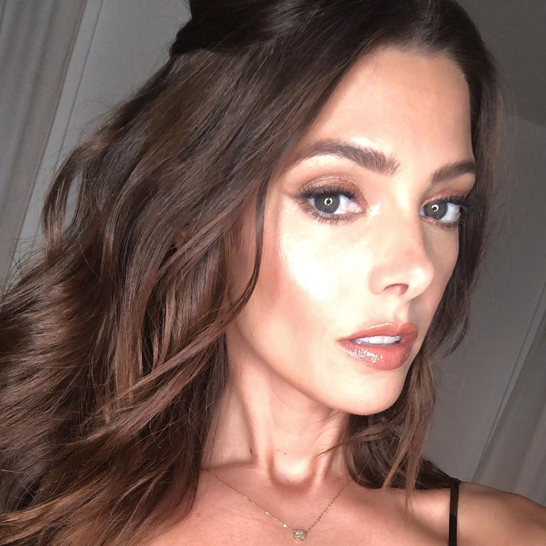 28 juli: It’s a process... @emmawillismakeup @josephchase make it look easy ❤️ thanks for getting me ready to surprise a few people for the @cinespia showing of @twilight #throwback #cinema #alice
 28 juli: It’s a process... @emmawillismakeup @josephchase make it look easy ❤️ thanks for getting me ready to surprise a few people for the @cinespia showing of @twilight #throwback #cinema #alice