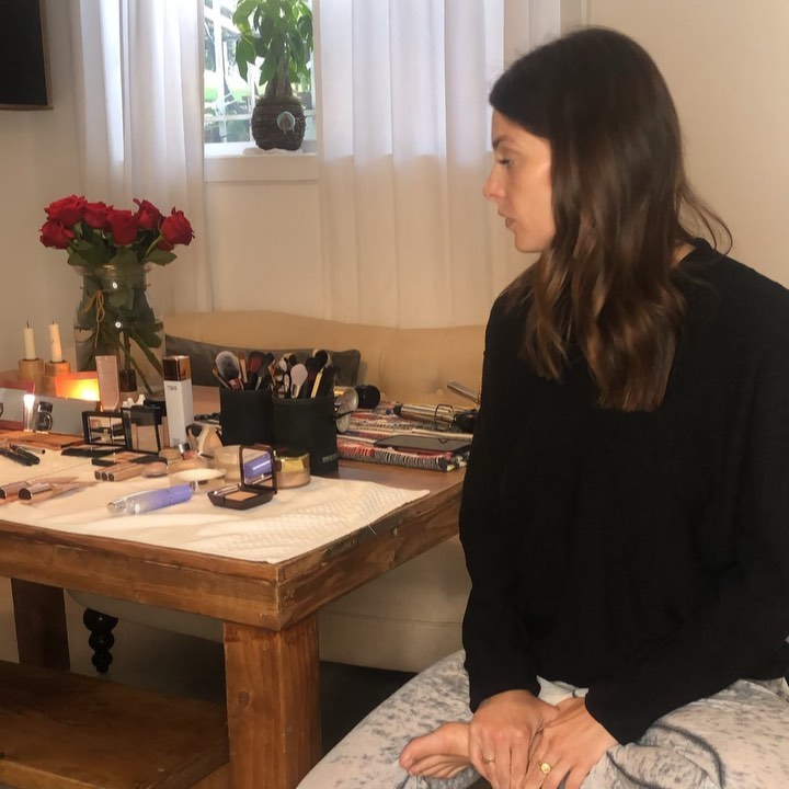 28 juli: It’s a process... @emmawillismakeup @josephchase make it look easy ❤️ thanks for getting me ready to surprise a few people for the @cinespia showing of @twilight #throwback #cinema #alice
