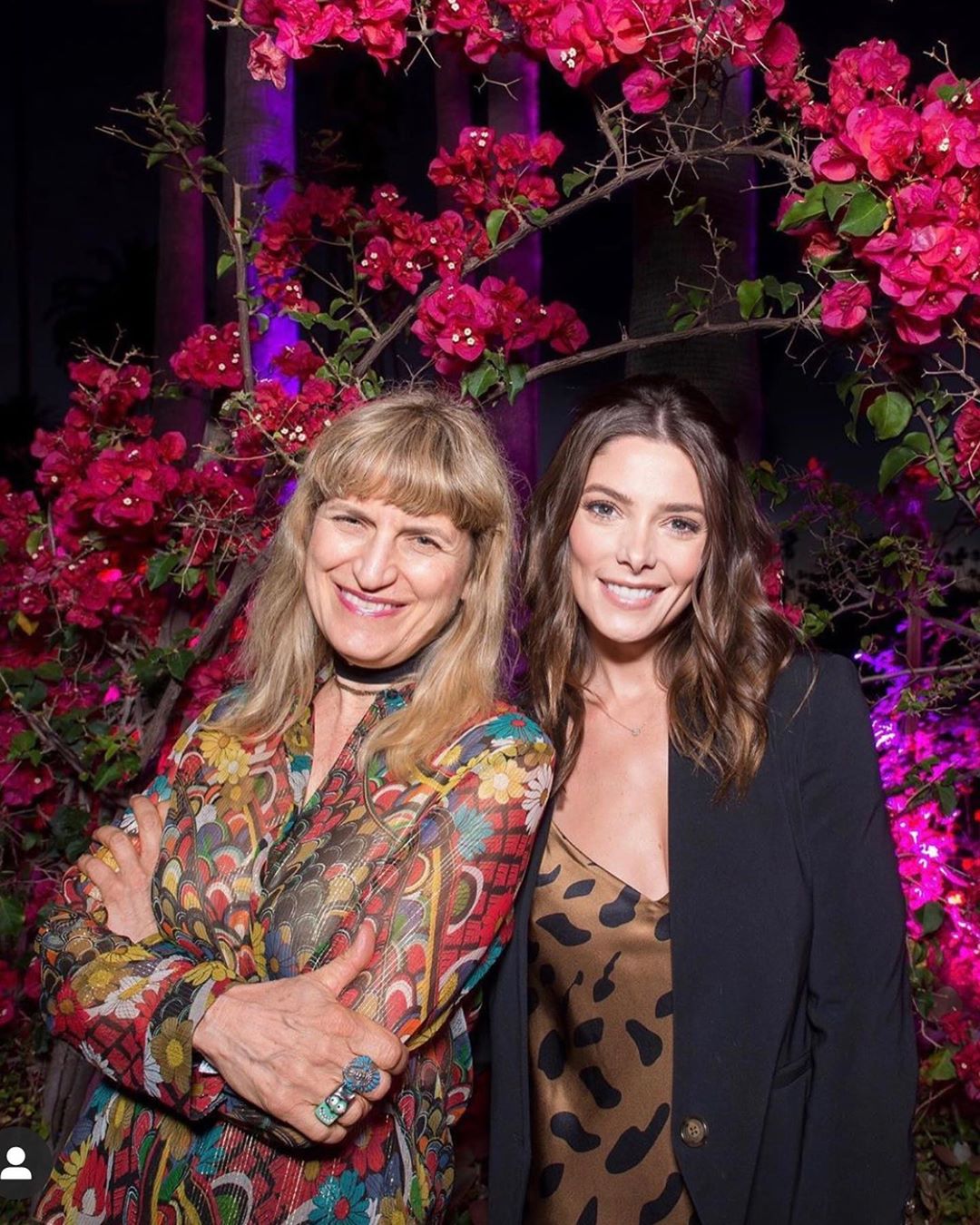 29 juli: I️ took a step back in time this weekend with @catherinehardwicke at @cinespia to watch #twilight with a few fans. 1. We still have the most incredible fans and I️ am forever grateful 2. I️ miss playing Alice 3. Catherine is still full of contagious exciting energy 4. Cinespia is the coolest place ever and I️ need to go more. #happymonday #ilovemyfans
