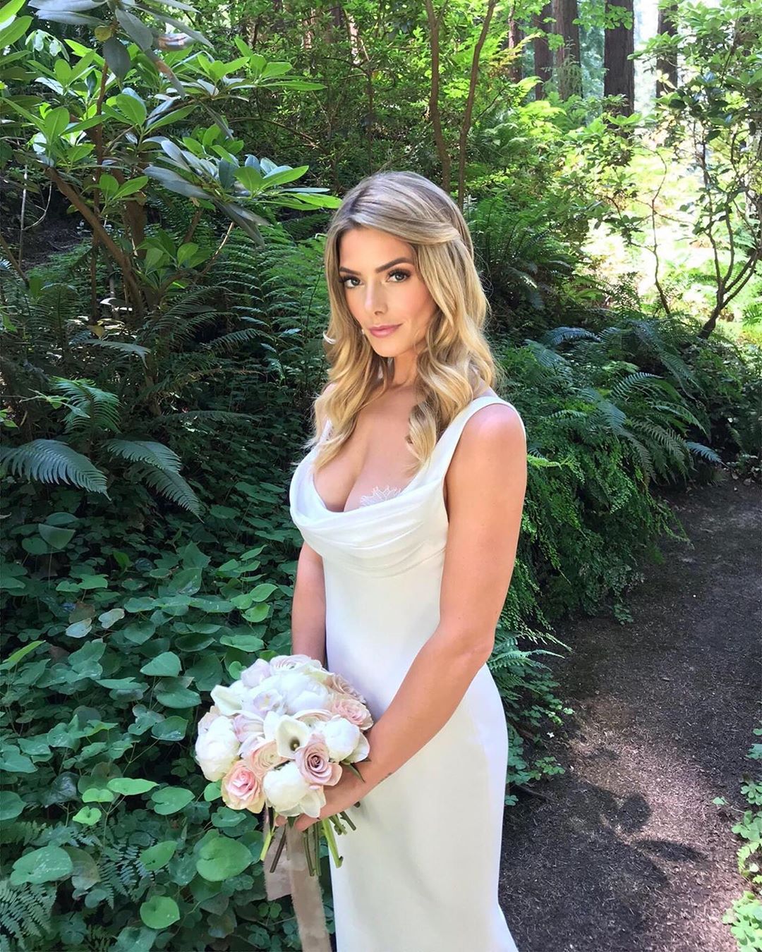 17 december: Taking a walk down memory lane. The Best. Day. Ever. It’s my happy place. Thank you @emmawillismakeup and @josephchase for making me feel like a fairytale princess. Thank you @paulkhoury for making me feel like the most loved human in the world.
