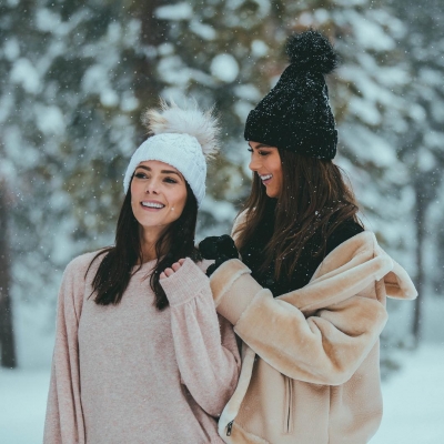 19 februari: Thank goodness for cozy sweaters, cute hats, and friends that coordinate. ❄️❤️ 👯‍♀️
