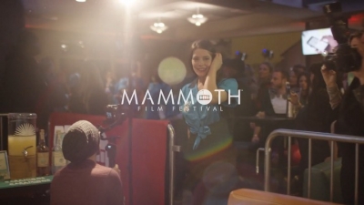 22 augustus: Guys... I’m delicate. 🎳 My bowling style at the @mammothfilmfestival bowling tournament is untraditional but my mama always said “find what works for you” sooooo.... here you have it. #mammothfilmfestival #bowling
