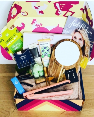 16 september: #fabfitfunpartner
I️ just received my #fall #fabfitfun box and It. Is. Epic. It’s full of everything I need to help keep my hair and skin glowing during the change of season. #selfcare anyone? The products are SO fun to discover but my favorite part of receiving my @fabfitfun box is knowing that they partner with a new charity and female founded company every season... so I’m gifting myself while contributing to giving back to others. You can get yourselves or a friend their own box at www.fabfitfun.com and use my coupon code ASHGREENE and get $10 off your first box. Tag a friend who needs this box! They’ll thank you :) #treatyourself #selfcarefirst #selflove #womensupportingwomen #ad
