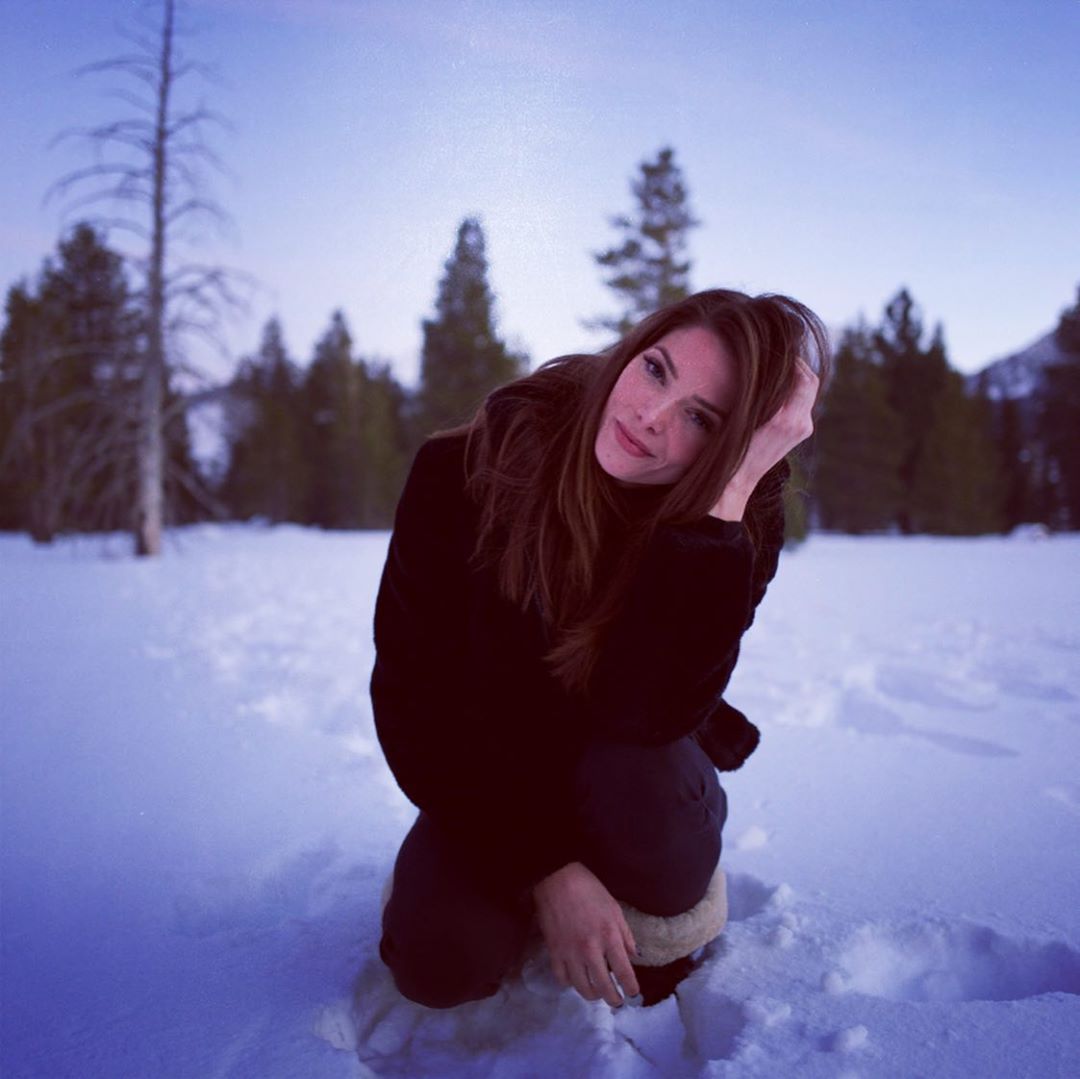 10 januari: First photo: Idk why I was kneeling, it was freezing.
Second photo: kinda resembles “pop a squat” 😅🤦‍♀️ Jackets on point though 👌
#yourewelcome #happythursday #mammoth

