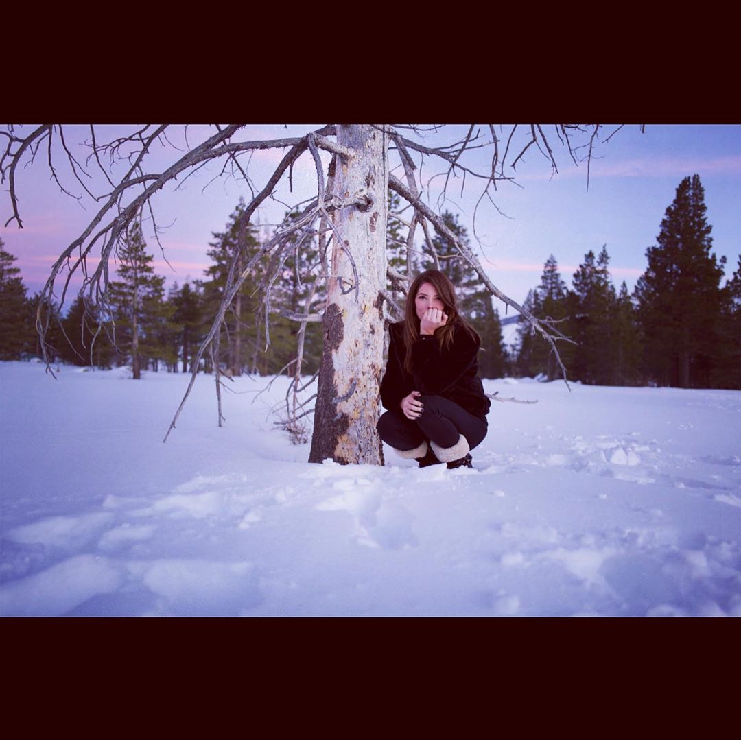 10 januari: First photo: Idk why I was kneeling, it was freezing.
Second photo: kinda resembles “pop a squat” 😅🤦‍♀️ Jackets on point though 👌
#yourewelcome #happythursday #mammoth

