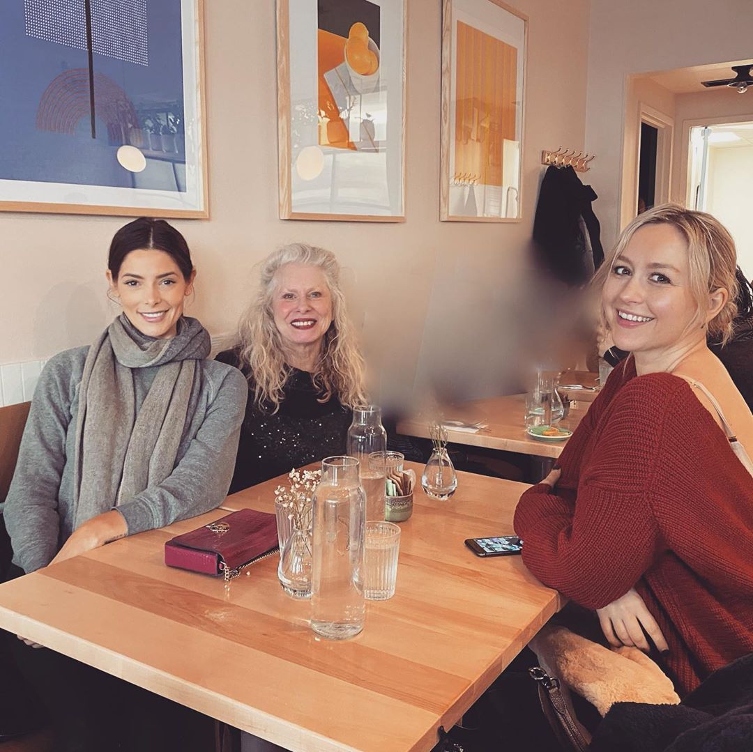 08 februari: I swear this woman ages backwards @paulkhoury @livkhoury ... What a beautiful morning in nyc with two of my favorite people!! #goodgenes #goodvibes #nyc #bestfriendsforever

