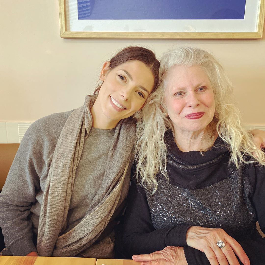 08 februari: I swear this woman ages backwards @paulkhoury @livkhoury ... What a beautiful morning in nyc with two of my favorite people!! #goodgenes #goodvibes #nyc #bestfriendsforever
