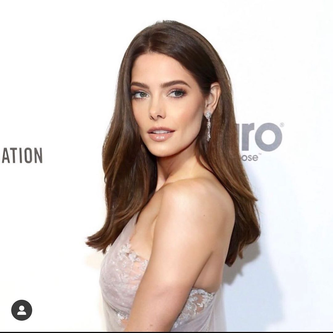 10 februari: Last night was a dream! I was at the @ejaf @theacademy awards viewing party, surrounded by my peers, recognizing the best of the best for constantly pushing the envelope and inspiring us and the industry we love so much....while raising more than $6.4 million for the global effort to end AIDs. To add a cherry on top... @eltonjohn arrived with a golden statue in hand. 🥳
Thank you for making me feel the full glamour last night:
Styling: @livkhoury
Hair: @josephchase
M/U : @josecorella
Dress: @paolo_sebastian
Jewelry: @buccellatimilan
Shoes: @stuartweitzman
