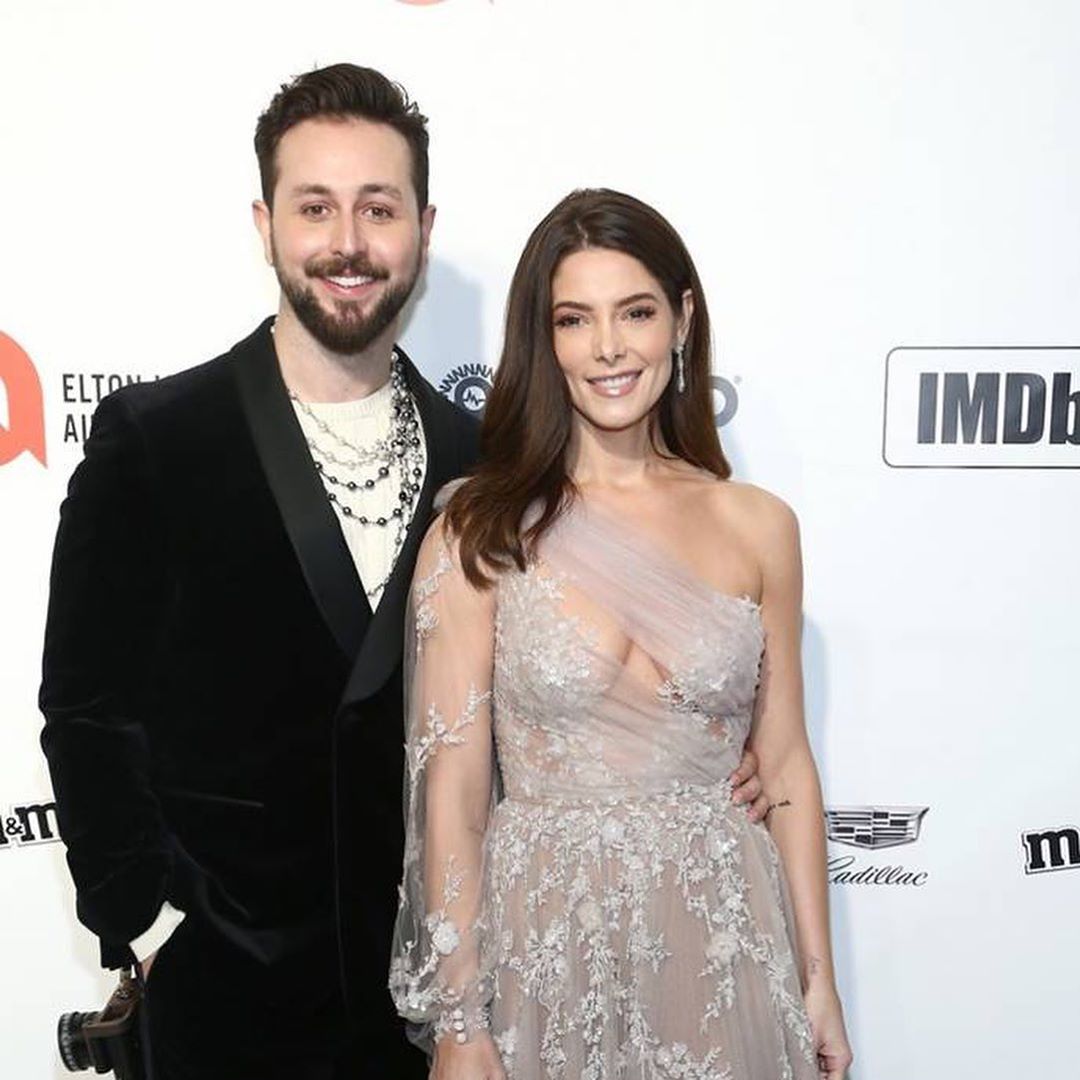 10 februari: Last night was a dream! I was at the @ejaf @theacademy awards viewing party, surrounded by my peers, recognizing the best of the best for constantly pushing the envelope and inspiring us and the industry we love so much....while raising more than $6.4 million for the global effort to end AIDs. To add a cherry on top... @eltonjohn arrived with a golden statue in hand. 🥳
Thank you for making me feel the full glamour last night:
Styling: @livkhoury
Hair: @josephchase
M/U : @josecorella
Dress: @paolo_sebastian
Jewelry: @buccellatimilan
Shoes: @stuartweitzman
