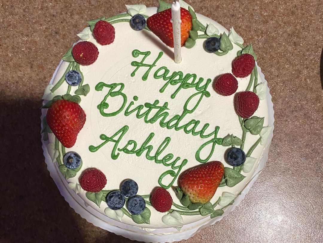 23 februari: Thank you everyone for all of the bday love and well wishes! Thank you for making me feel SO loved. It was a birthday for the books. Also... @juliapolis you know me too well with that cake 🍰 🤗 #33 #happy #birthdaygirl

