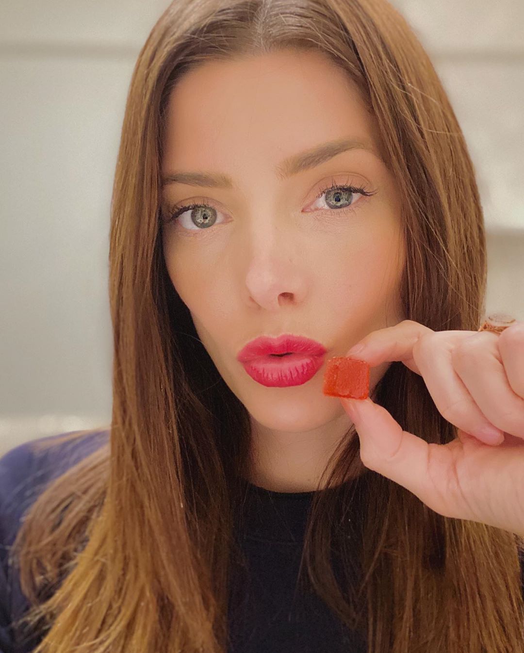 05 maart: I want you to meet my new obsession - @mysoulcbd 🍓 gummies. They help me deal with the anxiety and stressors of the day .. and they’re tasty. Highly recommend you try them out. You can use my code AG20 for 20% off at www.mysoulcbd.com #ad #cbd #gummies #antianxiety #yummy
