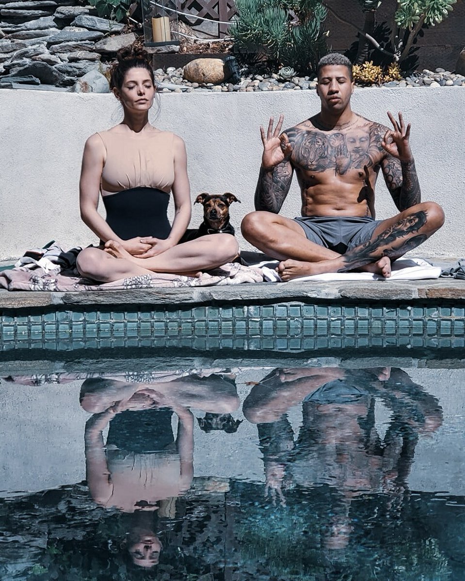 22 maart: Even though we’re currently limited to our homes, things can seem a bit hectic and noisy. Now is a GREAT time to work on your breath and centering yourself. I’ve decided to start working on my meditation. Does anyone have any great tips or apps to aid me in the process? Sending out love and positive thoughts ❤️ #quarantine #selflove #selflove #meditation #productivity
