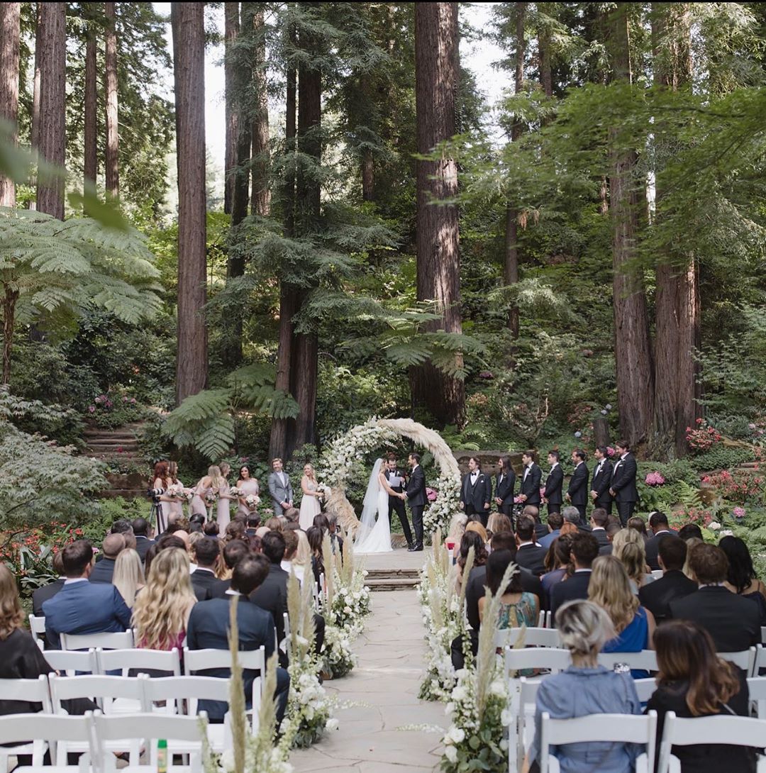 22 april: Happy birthday Mother Earth!! Thank you for giving us such incredible beauty and serenity. One thing we can take away from this quarantine is that it has made us all stop, be still, and appreciate the nature around us. Today I did a little reminiscing about @paulkhoury and my wedding location @nestldownevents ... our biggest must have, was that we were surrounded by nature, immersed in it, and we we not disappointed. I’m reminded that we need to seek that more often. Let’s give Mother Earth the care and appreciation she gives us. #earthday #mothernature

To all of the comments about a twilight wedding... maybe subconsciously I was inspired? 
