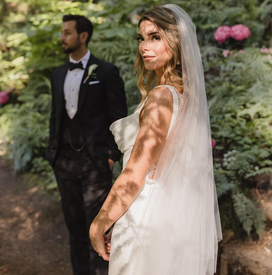 22 april: Happy birthday Mother Earth!! Thank you for giving us such incredible beauty and serenity. One thing we can take away from this quarantine is that it has made us all stop, be still, and appreciate the nature around us. Today I did a little reminiscing about @paulkhoury and my wedding location @nestldownevents ... our biggest must have, was that we were surrounded by nature, immersed in it, and we we not disappointed. I’m reminded that we need to seek that more often. Let’s give Mother Earth the care and appreciation she gives us. #earthday #mothernature

To all of the comments about a twilight wedding... maybe subconsciously I was inspired? 
