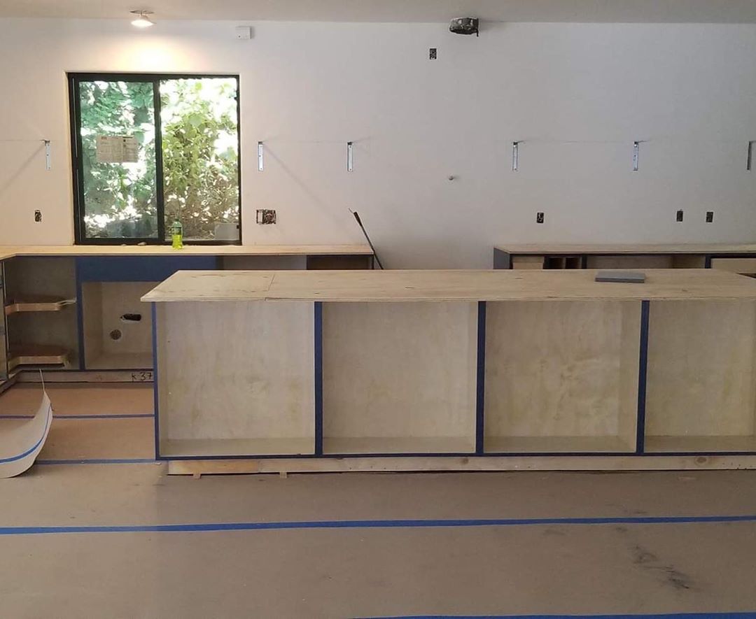 08 mei: A #TBT of our old kitchen and the beautiful kitchen that we upgraded to with @creativehomeremodelingroup and @idokissi ⭐️ #kitchenremodel #grateful
