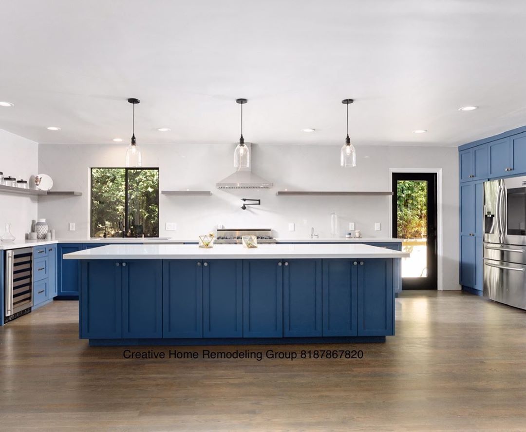 08 mei: A #TBT of our old kitchen and the beautiful kitchen that we upgraded to with @creativehomeremodelingroup and @idokissi ⭐️ #kitchenremodel #grateful
